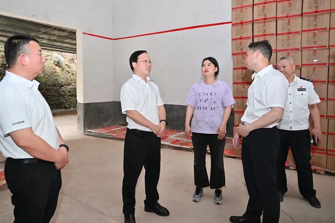 肖正波在沿溪鎮(zhèn)督導(dǎo)檢查花炮企業(yè)安全生產(chǎn)工作