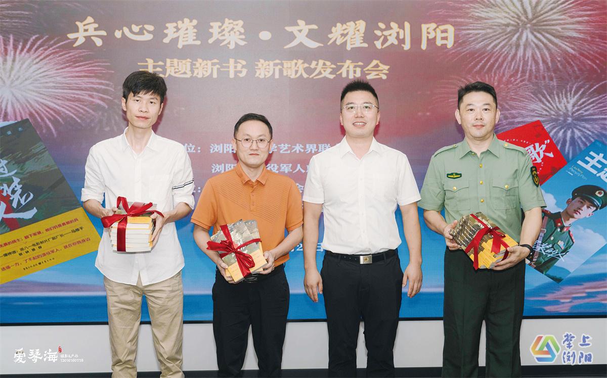 【老兵，依舊在沖鋒】退役軍人寫“退役軍人”32萬字致敬“穿過軍裝的人”